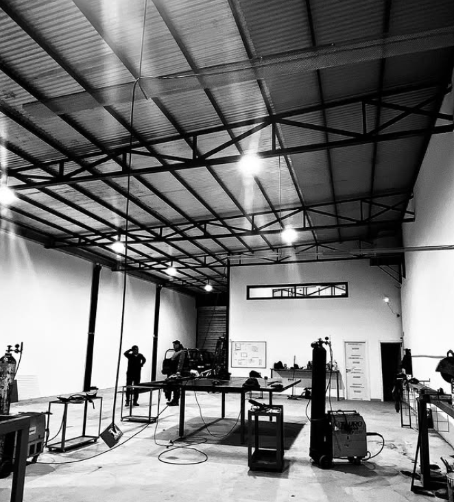 Interior de nave industrial con estructura metálica