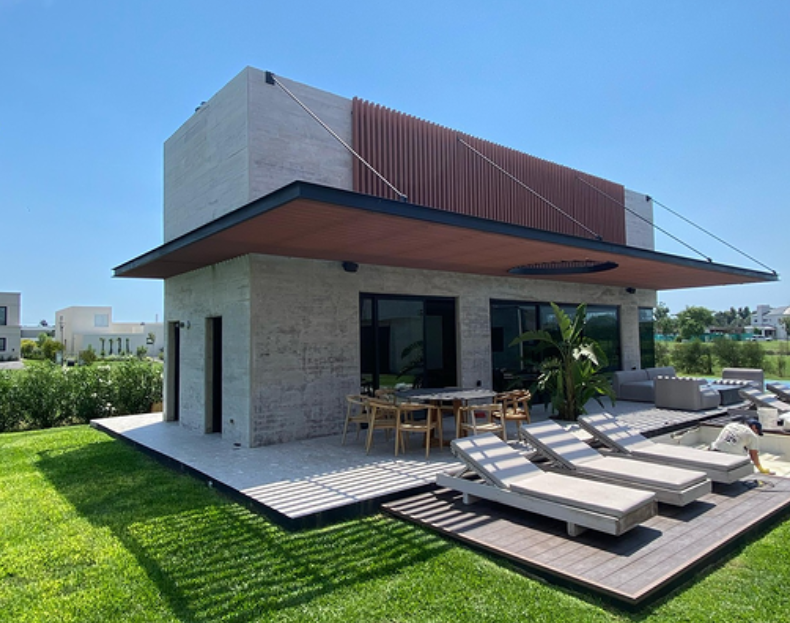 Vivienda con cubierta metálica finalizada