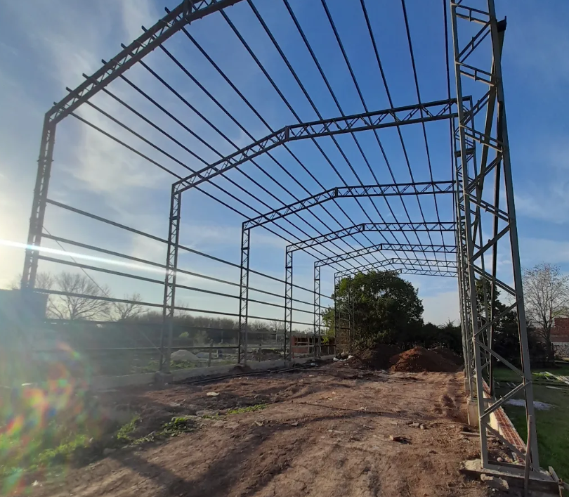 Estructura metálica de nave en montaje